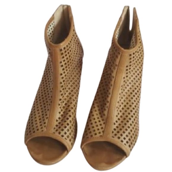 💥host pick💥 Steve Madden perforated ankle boots - Picture 3 of 7